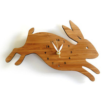现代简约竹木头奔跑可爱小兔子挂钟卡通创意石英钟挂表墙壁装饰钟