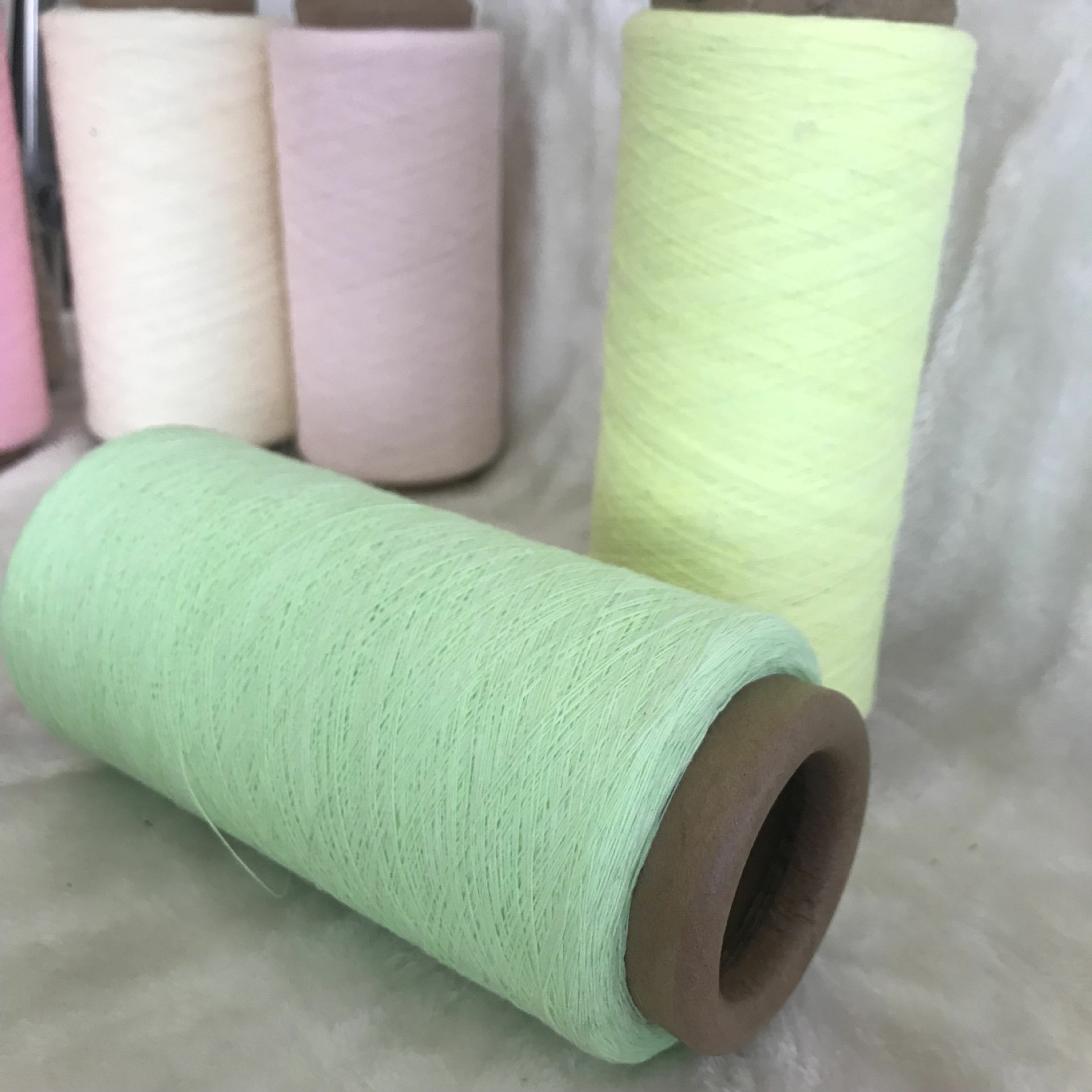 厂家直销高品质袜子棉纱 气流纺手套棉纱线 围巾纯色棉纱