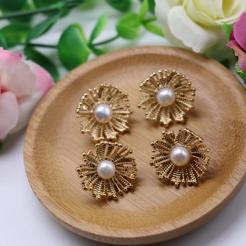 Natural Pearl 925 Silver Stud Earrings Round Metal Flower Pearl Flower Ear Stud Ear Clips display picture 3