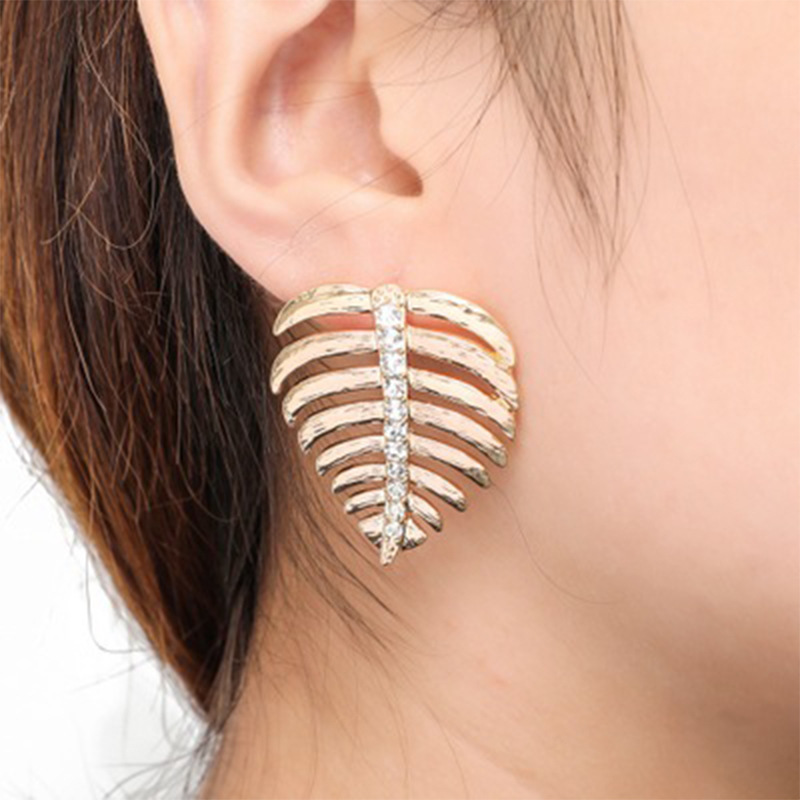 Européen Et Américain Alliage Diamant-intégré Chaude Feuille En Forme De Boucle D'oreille De Mode Rue Tir Gouttes Pour Les Oreilles Souhaite Vente Chaude Boucles D'oreilles Jiaqi Ornement Livraison display picture 3