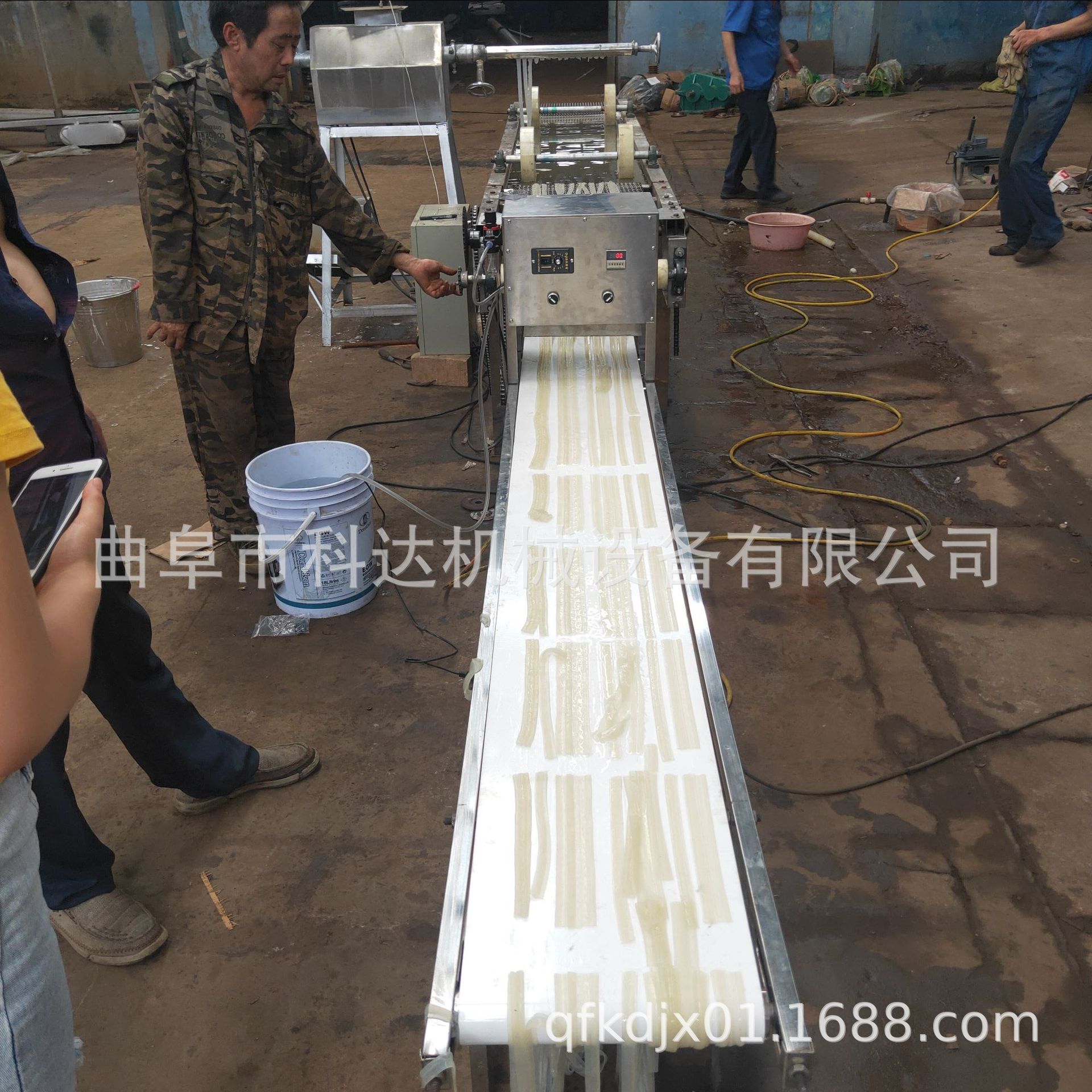 山东小型家用电不锈钢红薯粉条机气动切断东北大拉皮生产线扁粉机