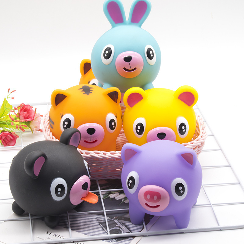 かわいい声で舌を吐く子供は子供をつまんで減圧しておもちゃの音を発散します。|undefined
