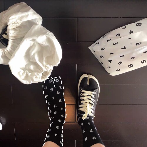 Japanese black digital split-toe socks, two-toe socks, net red socks, versatile basic mid-tube trendy socks