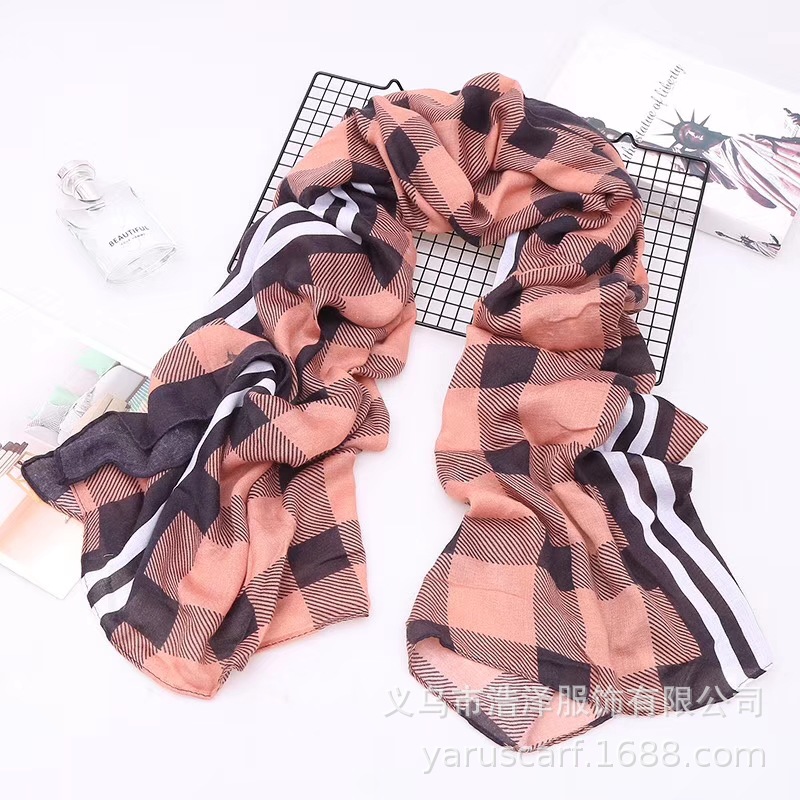 2019新款缎面印花   格子花型 围巾    印花围巾