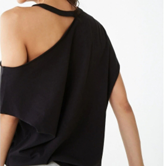 Sexy asymmetric T-shirt sloping shoulders and exposed shoulders 