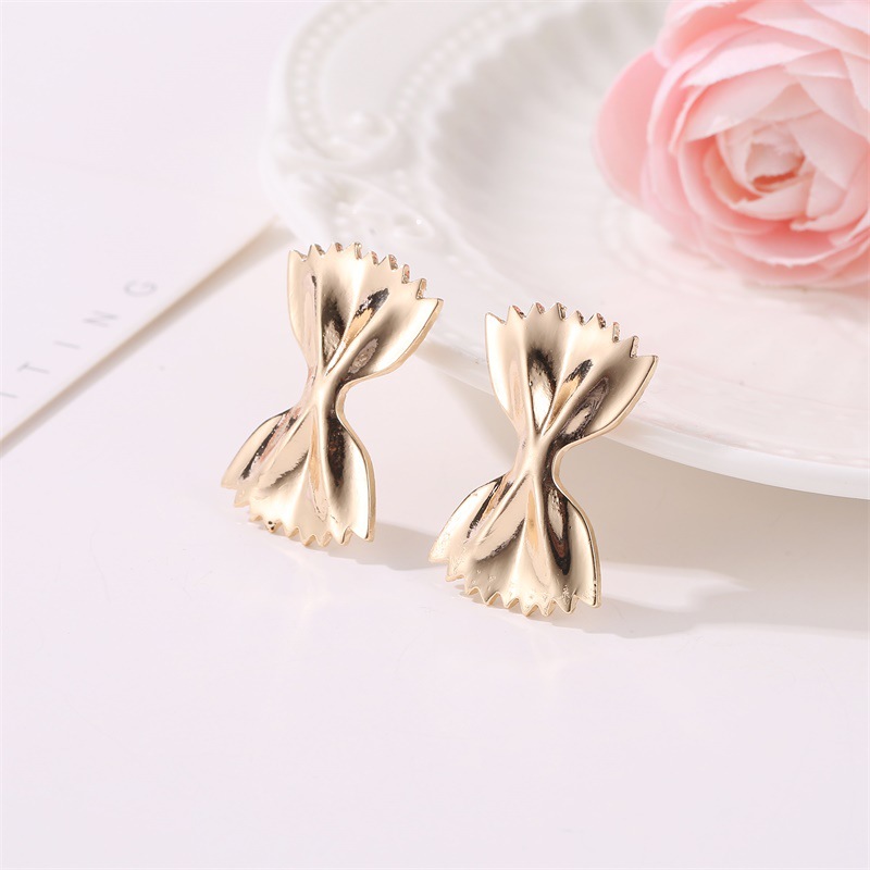 Mode Nouveau Boucles D'oreilles Creative Bowknot En Métal Boucles D'oreilles Doux Artistique Pliant Bonbons Wrap Femmes De Boucles D'oreilles En Gros display picture 3