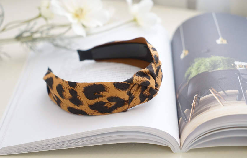 Retro Leopard Pattern Suede Fabric Wide-sided Knotted Headband Wholesale Nihaojewelry display picture 3