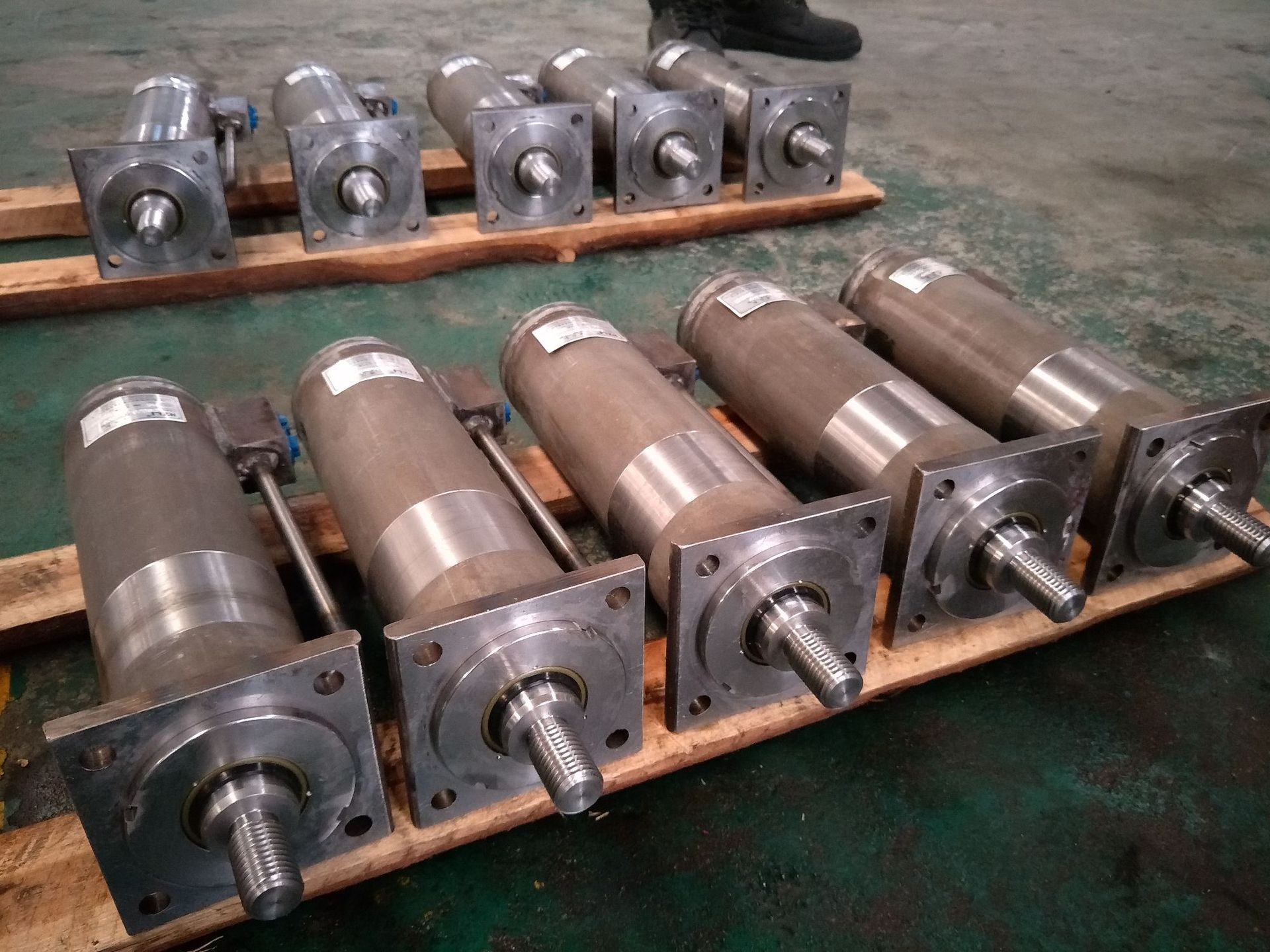 供应清障车托臂伸缩缸机械配件优质工程机械配件厂家