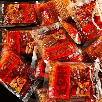 辣典欢乐鞋底辣条网红大辣片鞋底辣片散称小包装儿时零食辣条批发