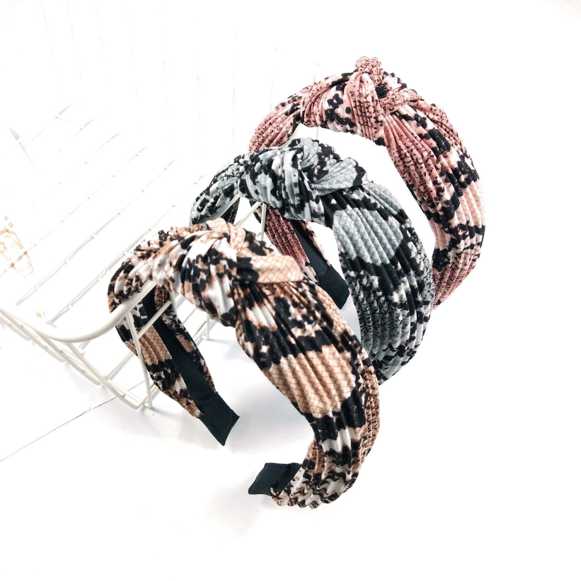 Fashion  Snakeskin Knotted Headband Wide-brimmed Fabric Printing Crease Hairpin Serpentine Fold Pressure Headband Wholesale Nihaojewelry display picture 1