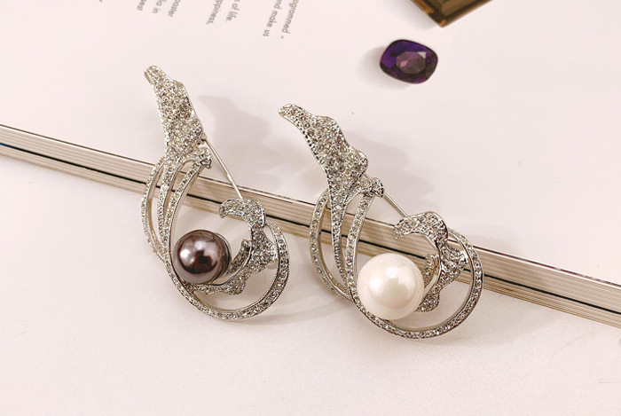 Simple Fashion Brooch Pearl Clothing Corsage Women Wholesale display picture 4