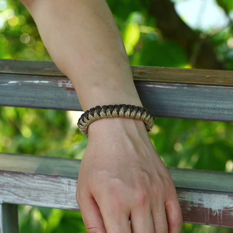 Hand-woven Vintage Hemp Rope Bracelet Simple Casual Bracelet Jewelry display picture 3