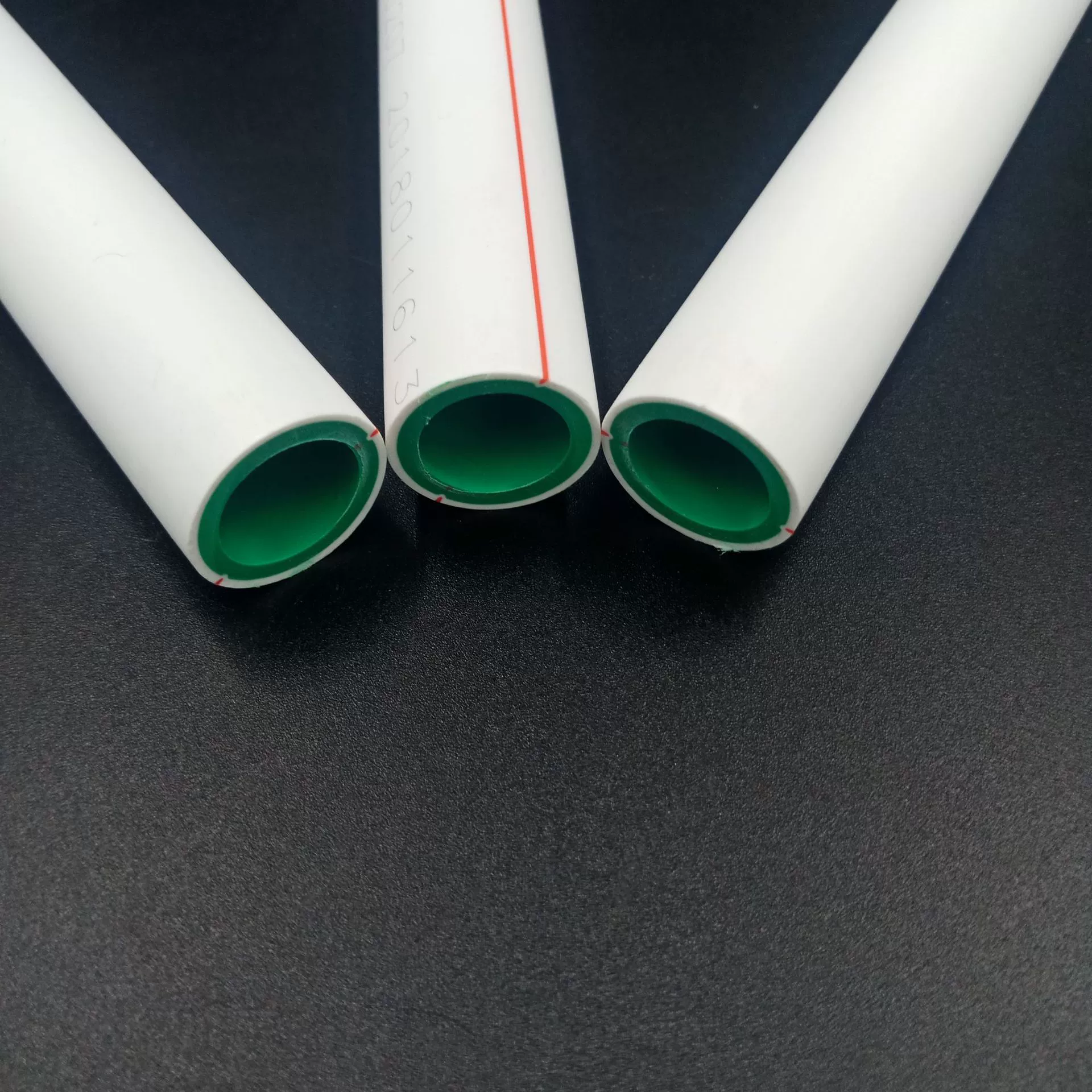 Трубы PPR Трубы и фитосанки Шанхай трубы для горячего и холодного водопровода для домашнего обустройства бутик PPR двухслойные трубы двухцветная водопроводная труба