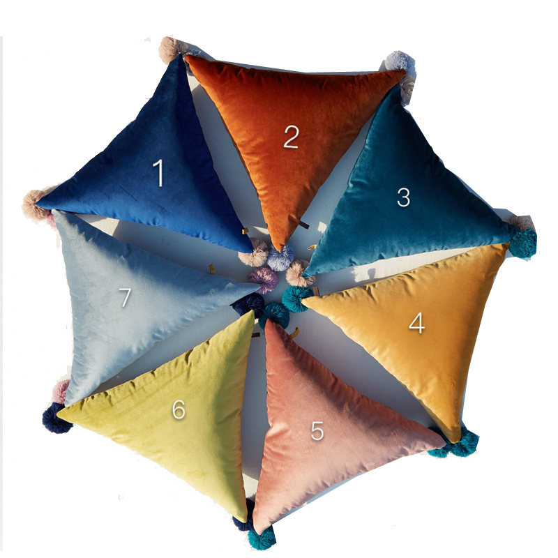 Oreiller créatif drôle de boule de cheveux de couleur de triangle mignon oreiller de boule suspendu populaire d'Internet pour enfants oreiller décoratif à la maison oreiller de forme spéciale_voghion.com