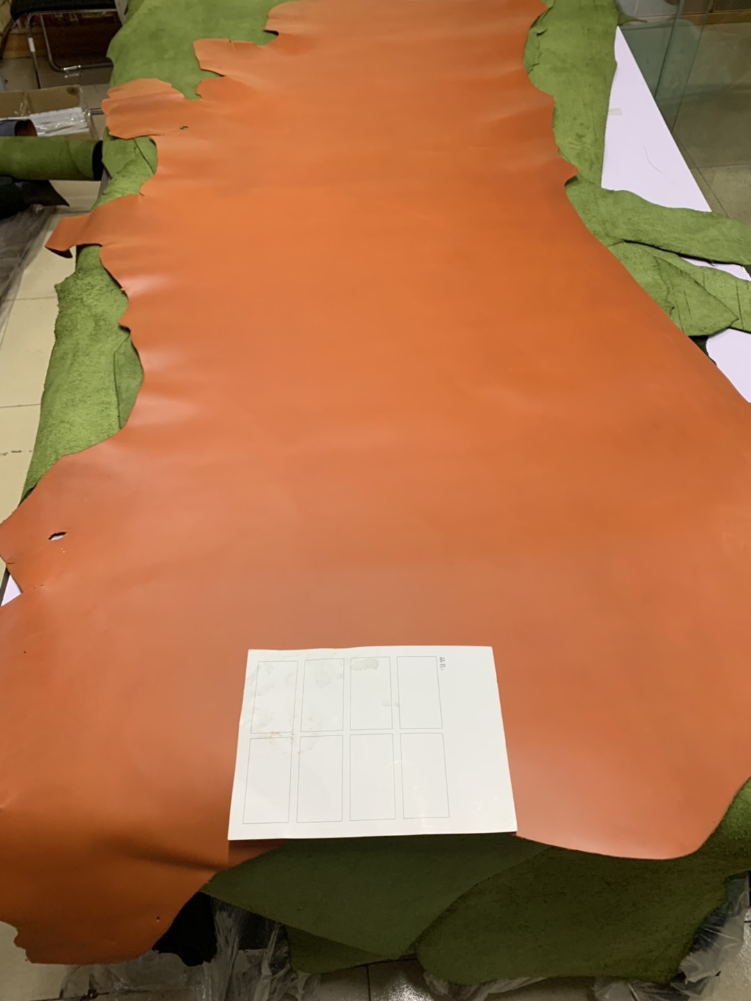 头层橘红色油蜡牛皮  厚約2.0-2.5mm  張約25尺以上 现价16元／尺