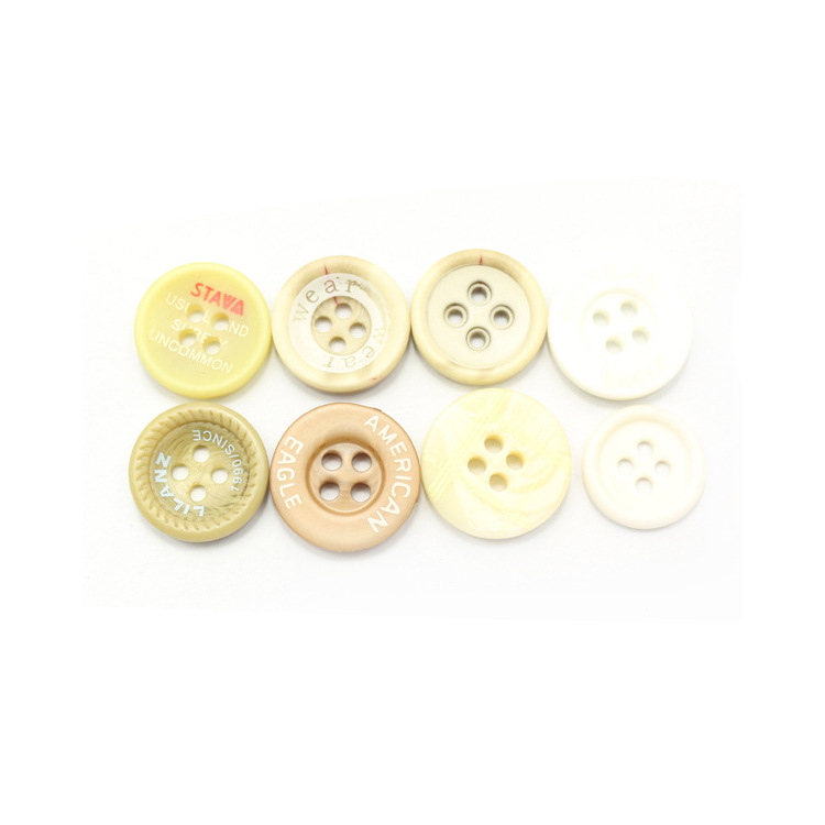 Factory direct high-quality plastic material four-eye button high-quality resin picking four-hole button quantity multi-price excellent