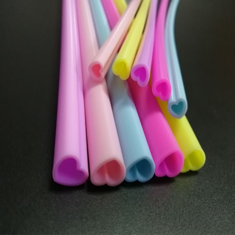 供应食品级硅胶爱心吸管 情侣奶茶硅胶心形吸管 硅胶吸管