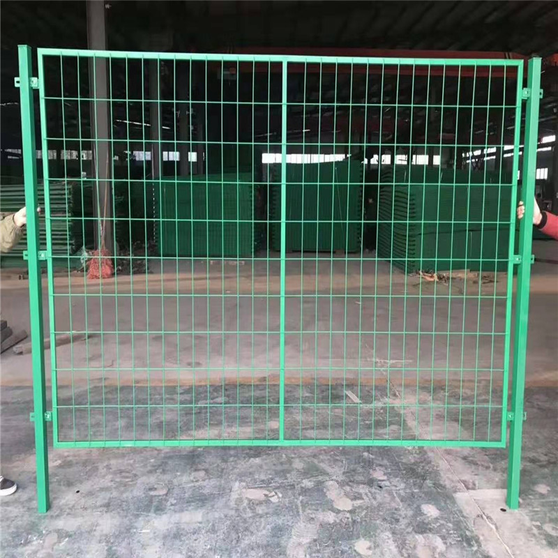 厂家供应浸塑护栏网定制园林隔离护栏网墨绿色围栏网