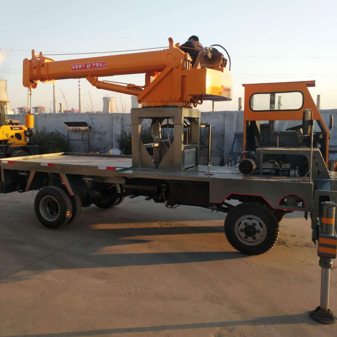 供应三轮随车吊五证底牌改装的三轮吊车拉树移树小吊机价格优惠