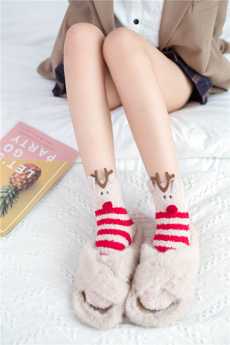 Winter, Autumn Season Women's Gender Embroidery Design Christmas Christmas Women's Cartoon Polyester Coral Fleece Embroidery Crew Socks A Pair