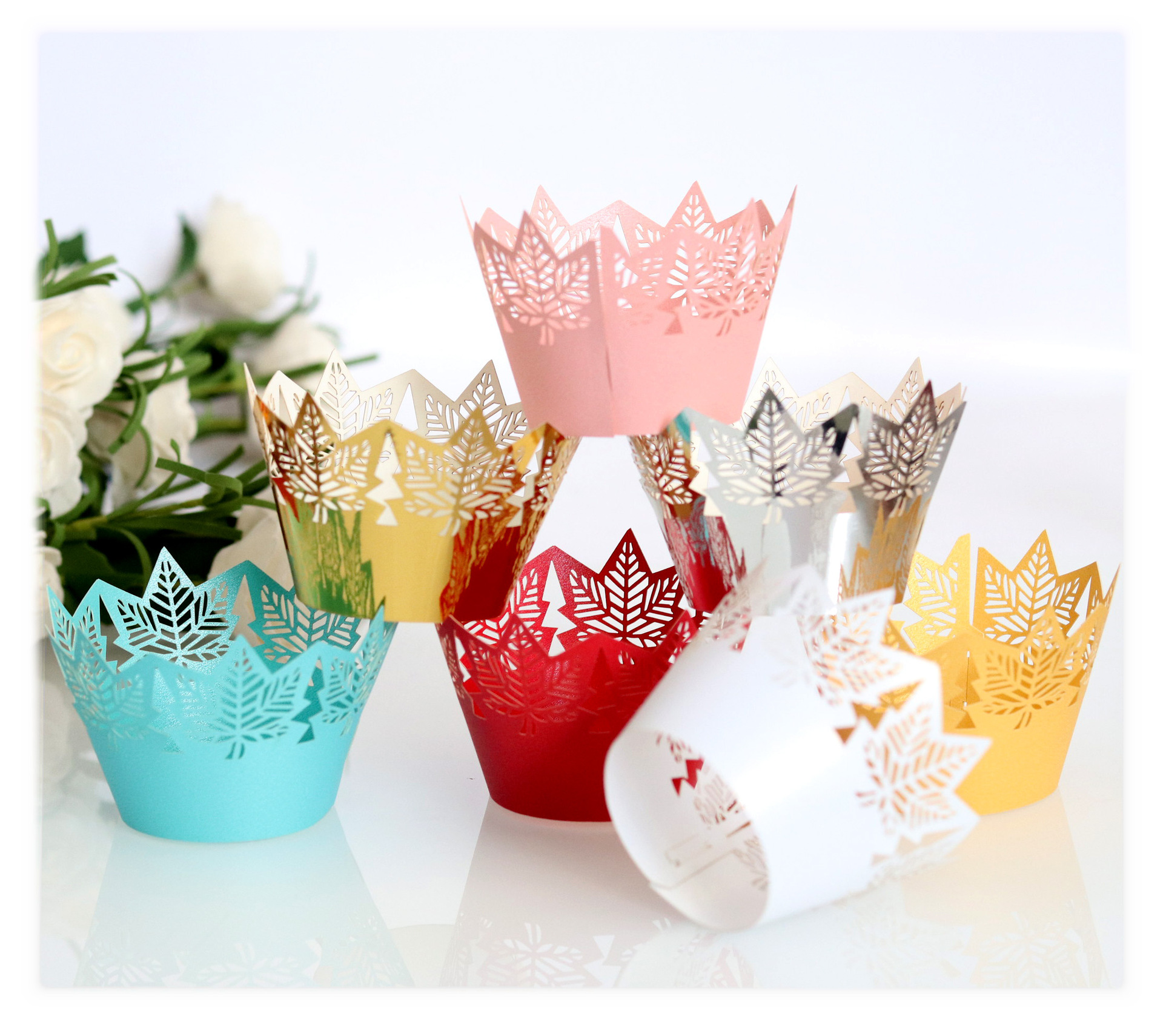 Hoja de arce hornear tarta huevo taza encaje decorativo fiesta cumpleaños pastel bandeja papel láser borde hueco al por mayor