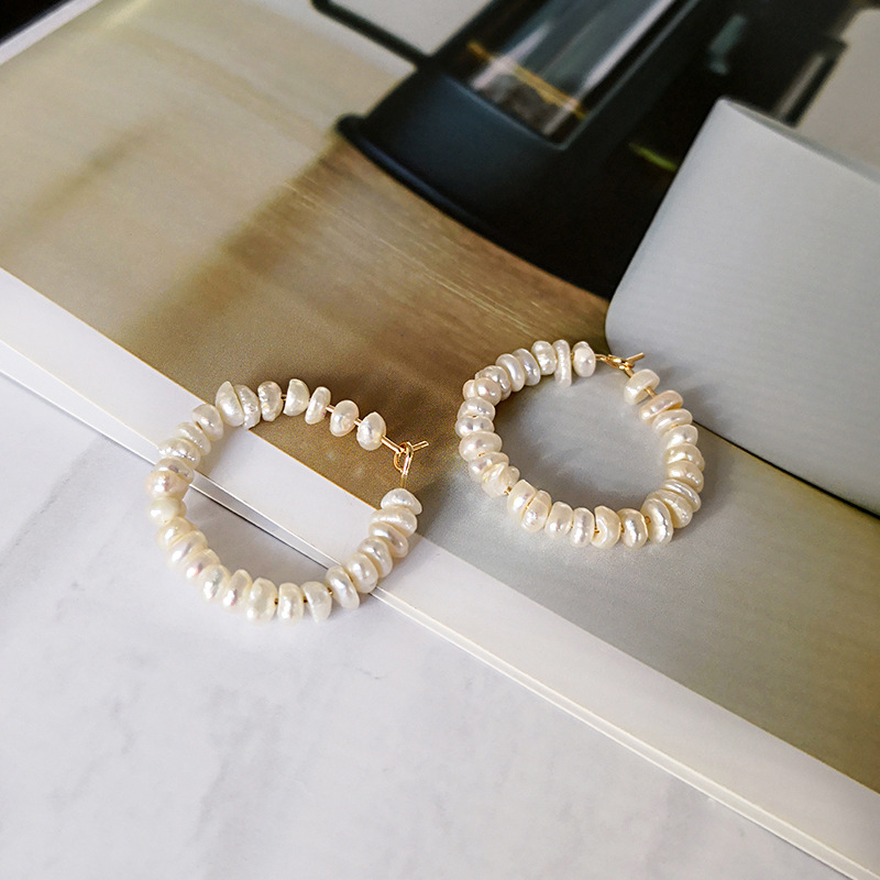 1 Paar Retro Dame Mode C-form Perlen Perle Kupfer Reif Ohrringe display picture 1