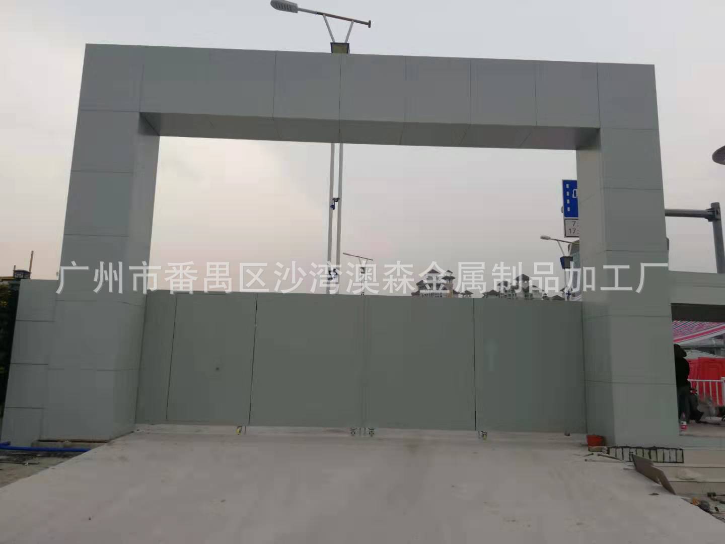 铁皮门怎么包铁皮,大门包铁皮,农村简易焊接推拉门_大山谷图库