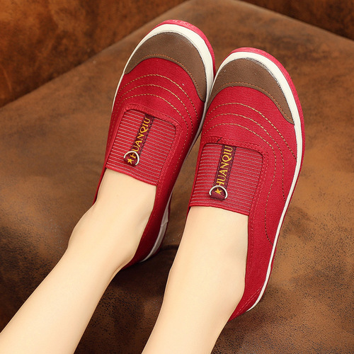Women's shoes 2024 spring new style flat-soled fashionable casual slip-on shoes for middle-aged and elderly people non-slip soft soles