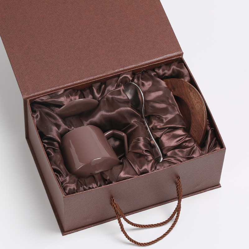 Taza de oro, taza de cerámica, taza de café, taza de agua, con tapa sin agujeros a prueba de polvo, cuchara, posavasos, LOGOTIPO tallado