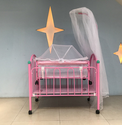 Cuna mecedora infantil con ruedas y mosquitera