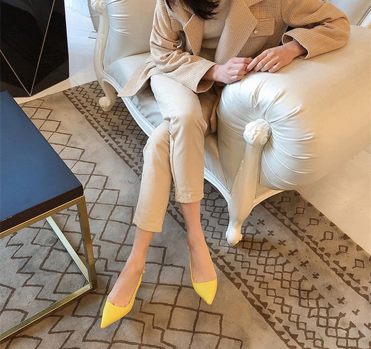 Dam high heels med spetsig tå och smal klack med spänne_voghion.com