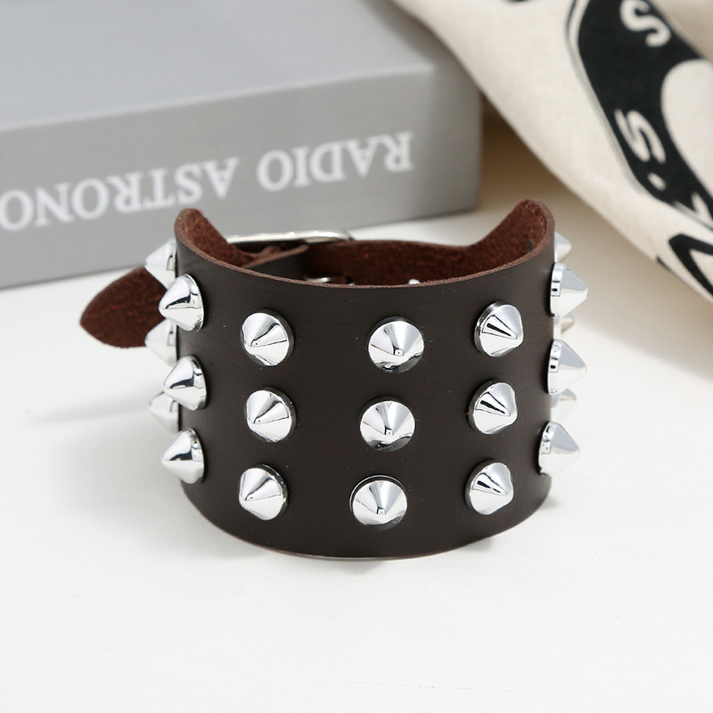 Ventes Directes D'usine Exagérée Hommes Imitation De Peau De Vache De Bracelet Européen Et Américain Punk Non-mainstream Trois-rangée Sharp Cône Rivet Bracelet Bijoux display picture 6