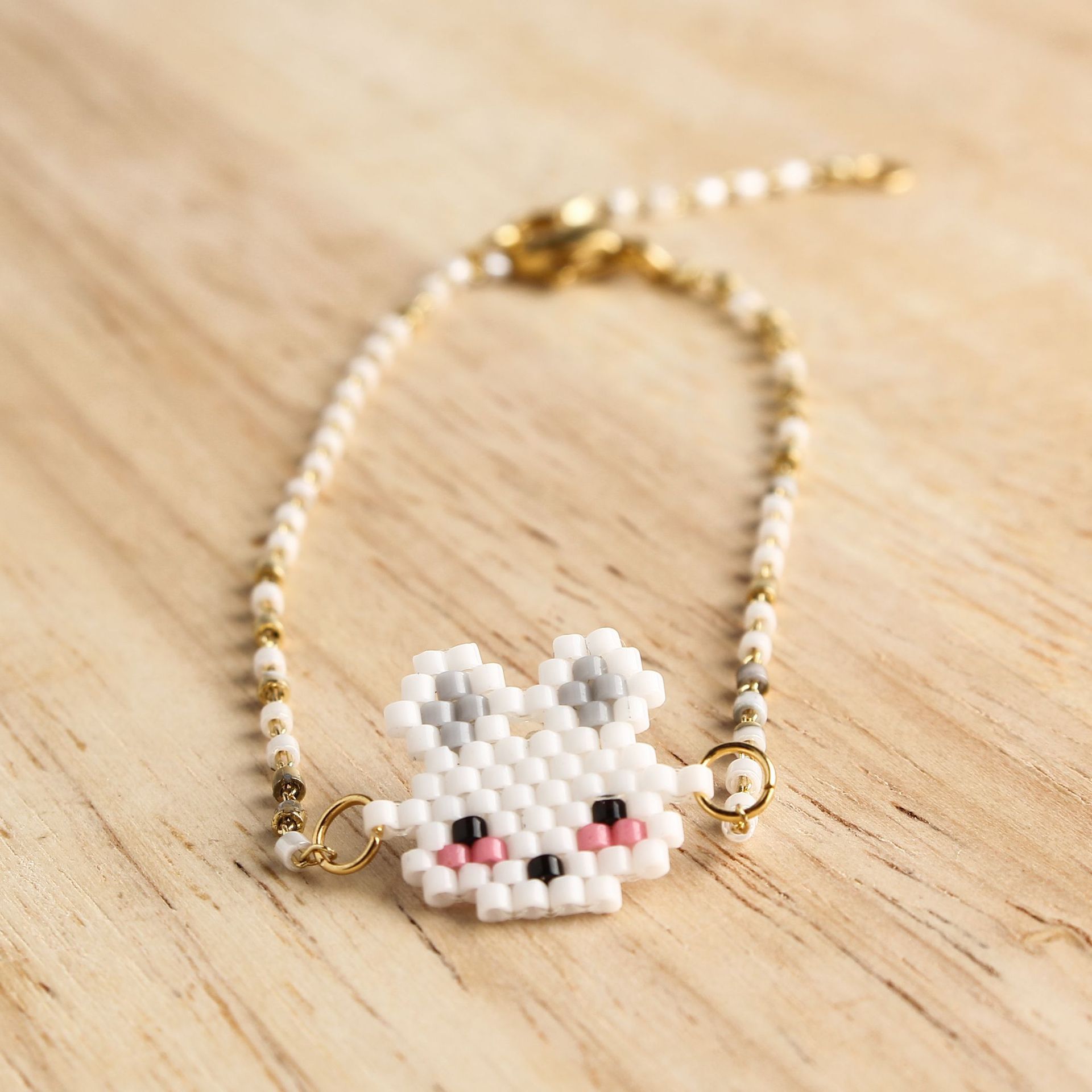 Miyuki Women&#39;s White Rabbit Bracelet display picture 5