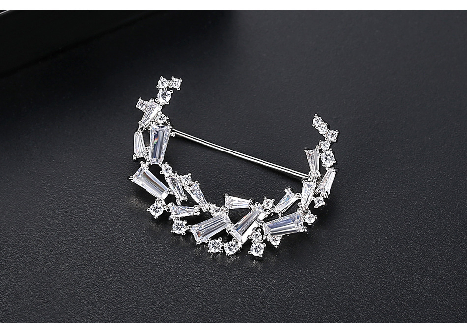 Fashion Korean  New Ladies Copper Inlaid Zircon Crescent-shaped Clothing Wholesale display picture 2