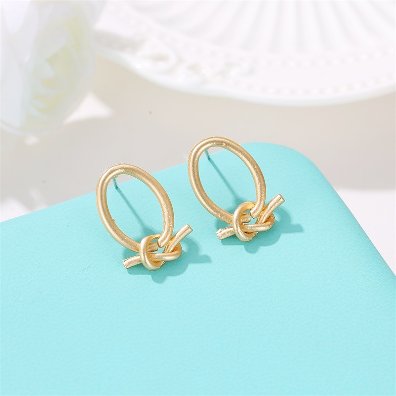 Best Selling Simple Geometric Circle Earrings Knotted Peach Heart Love Earrings Rope Earring Wholesale display picture 3