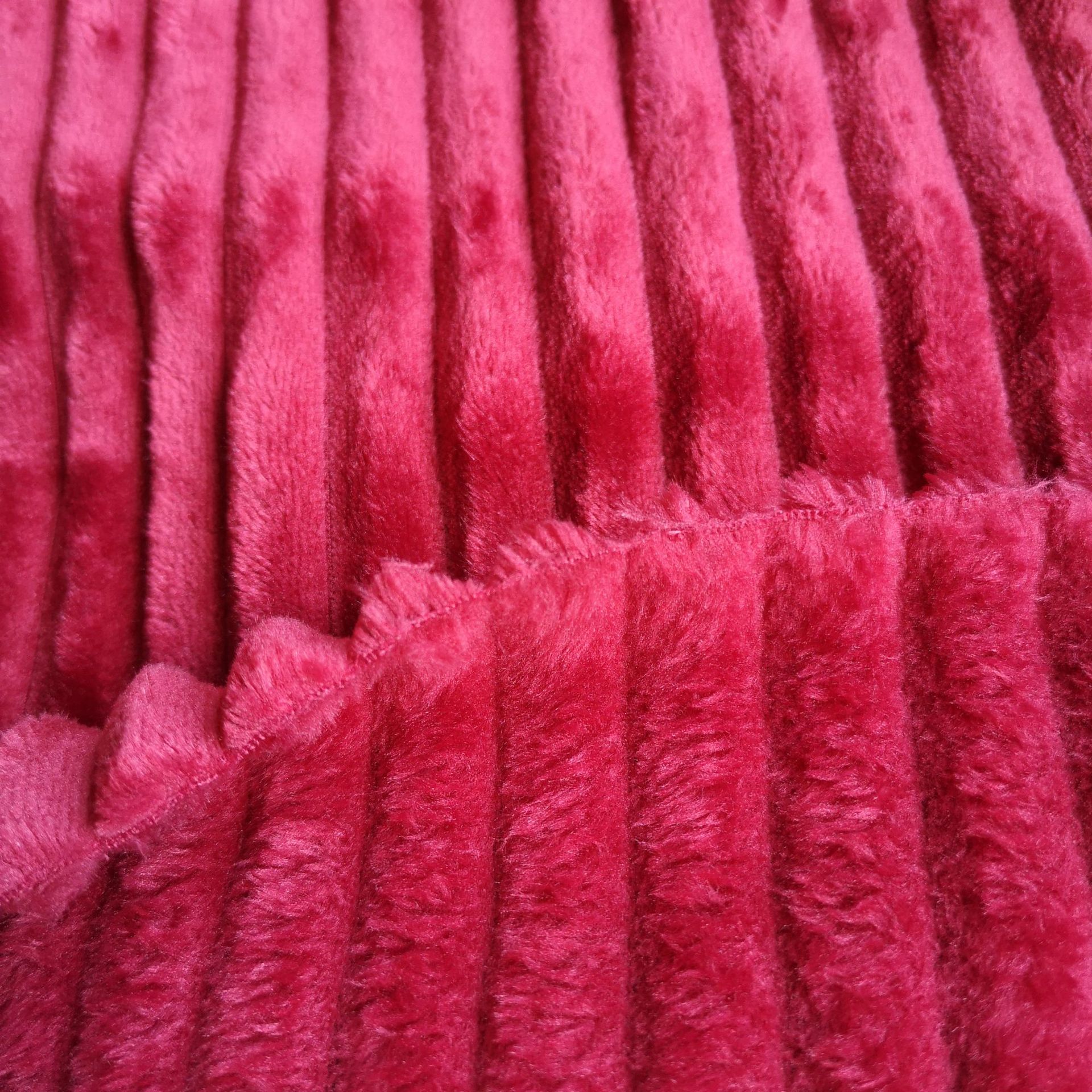 优惠供应涤纶针织面料抽条法兰绒布料双面绒毛绒布抽条法兰绒布料