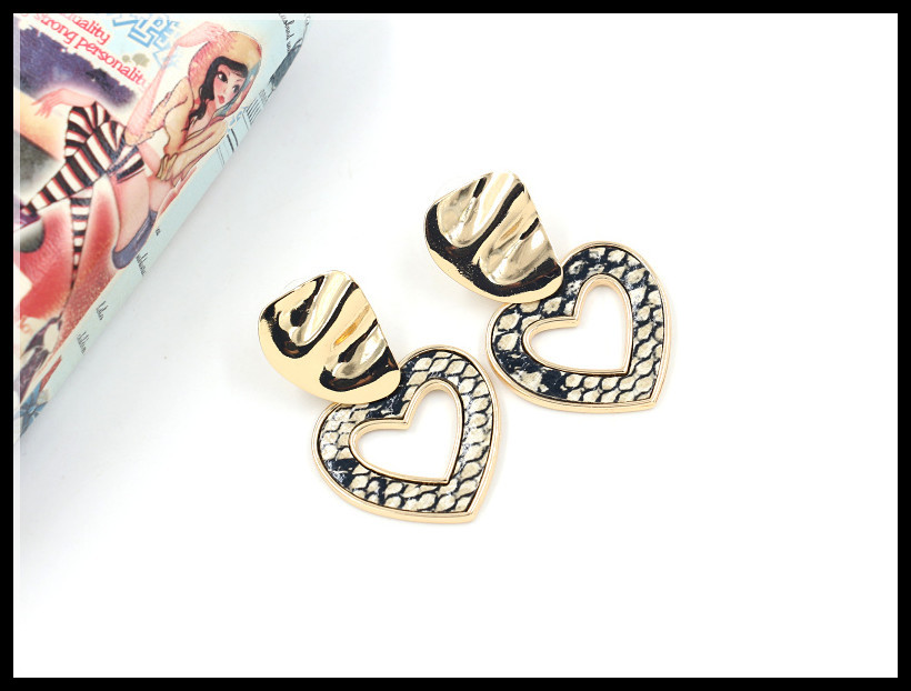 Heart-shaped Pendant Earrings Female Fashion New Snake-effect Leather Patch Earrings display picture 4