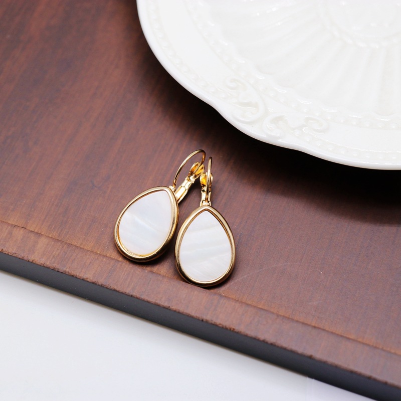 Natural Shell Earrings White Drop Shaped Drop Earrings Alloy Base Shell Earrings display picture 5