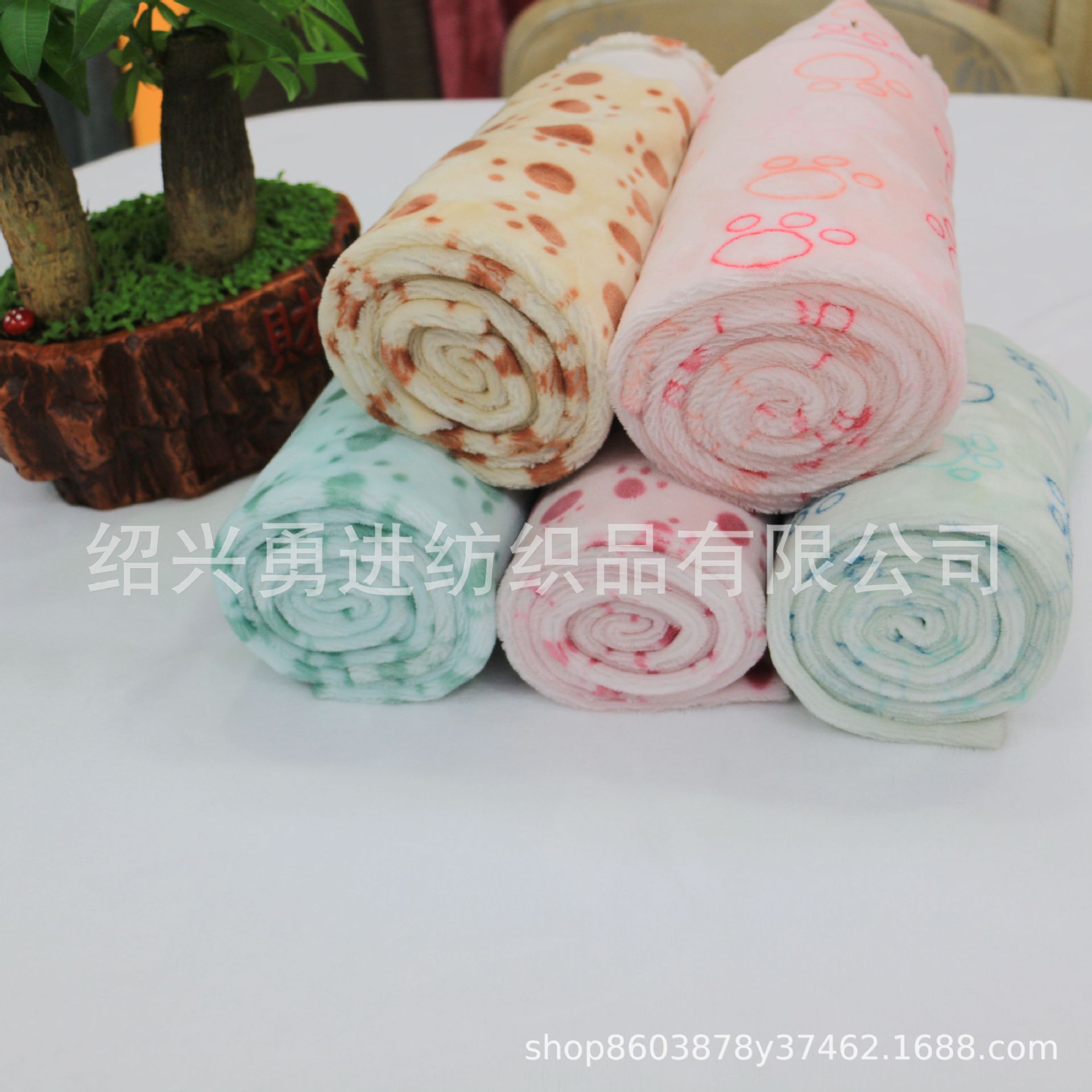 厂家直供法兰绒印花绒布动物印花 新款绒布家纺家居童装面料玩具