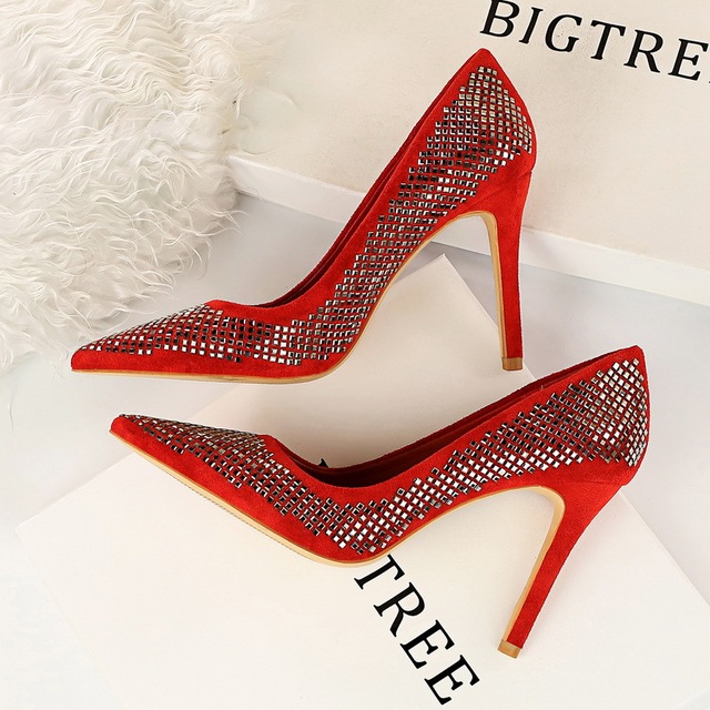 Slender high-heeled shoes in fashionable and sexy nightclubs 