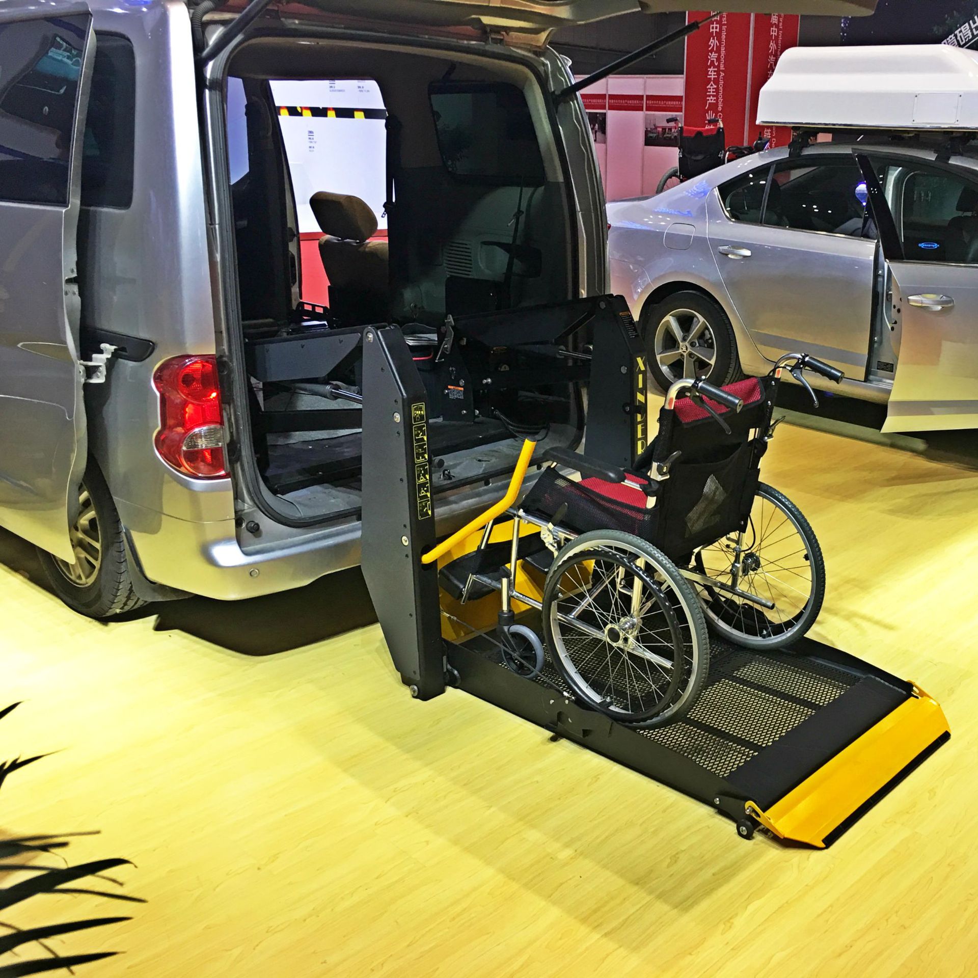 信德泰克商务车用残疾人轮椅电动升降器 载重300Kg