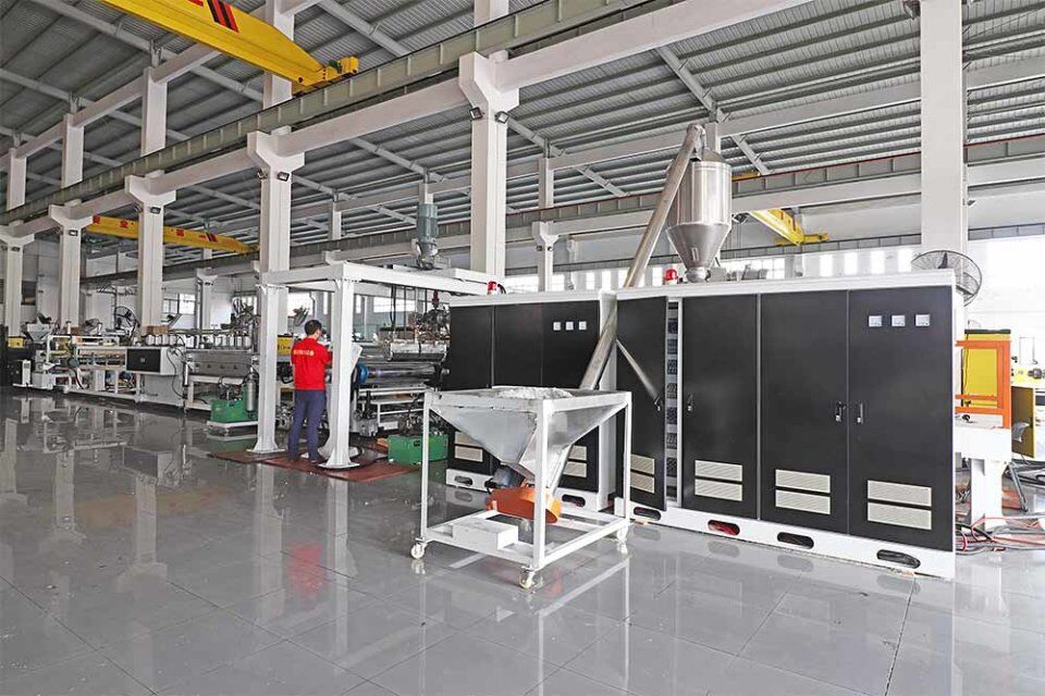 燿安供应PET片材波浪瓦平双挤出生产线双螺杆挤出阳光瓦片设备