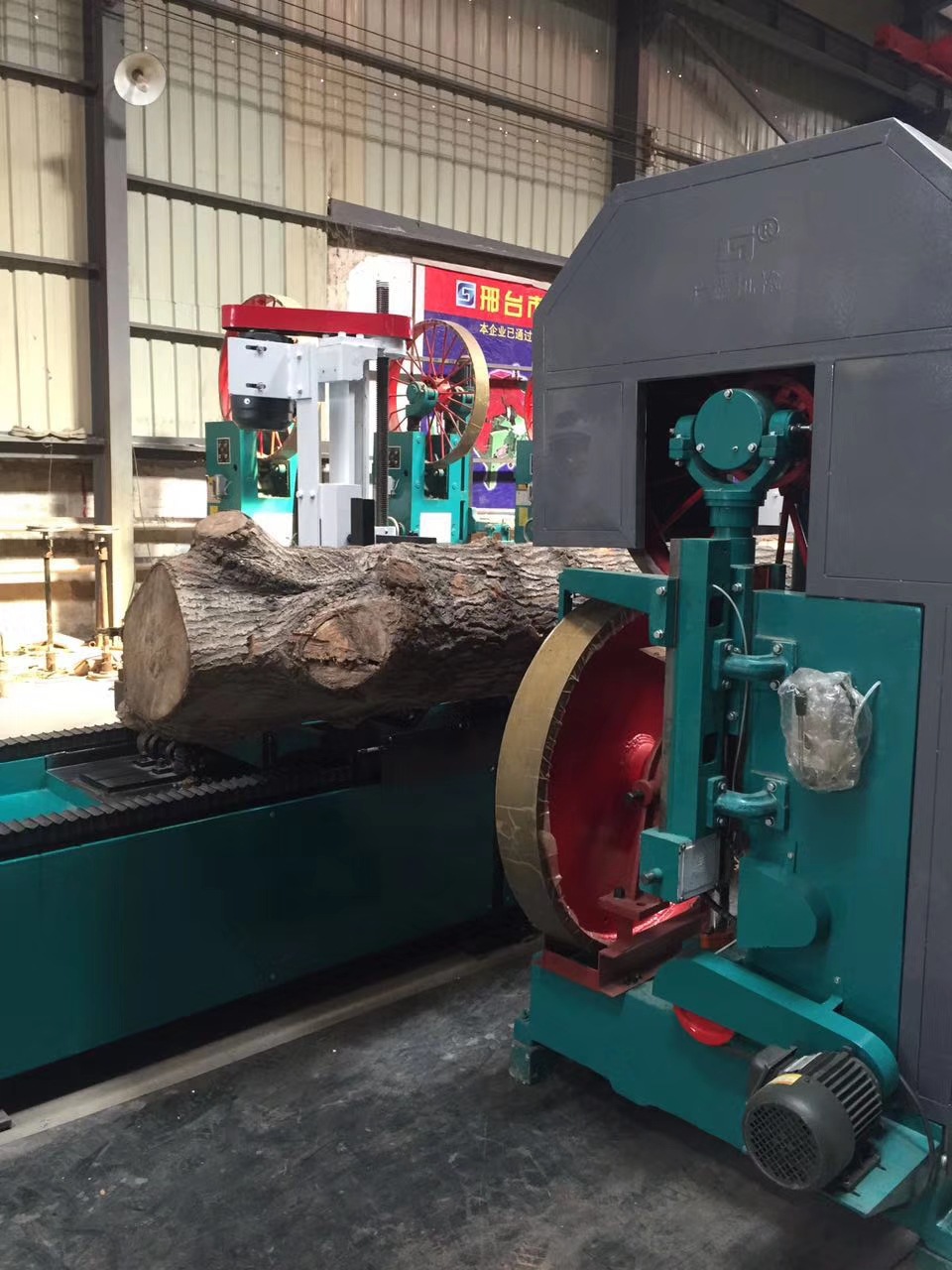 视频演示厂家直销木工机械设备自动带锯机木工带锯机