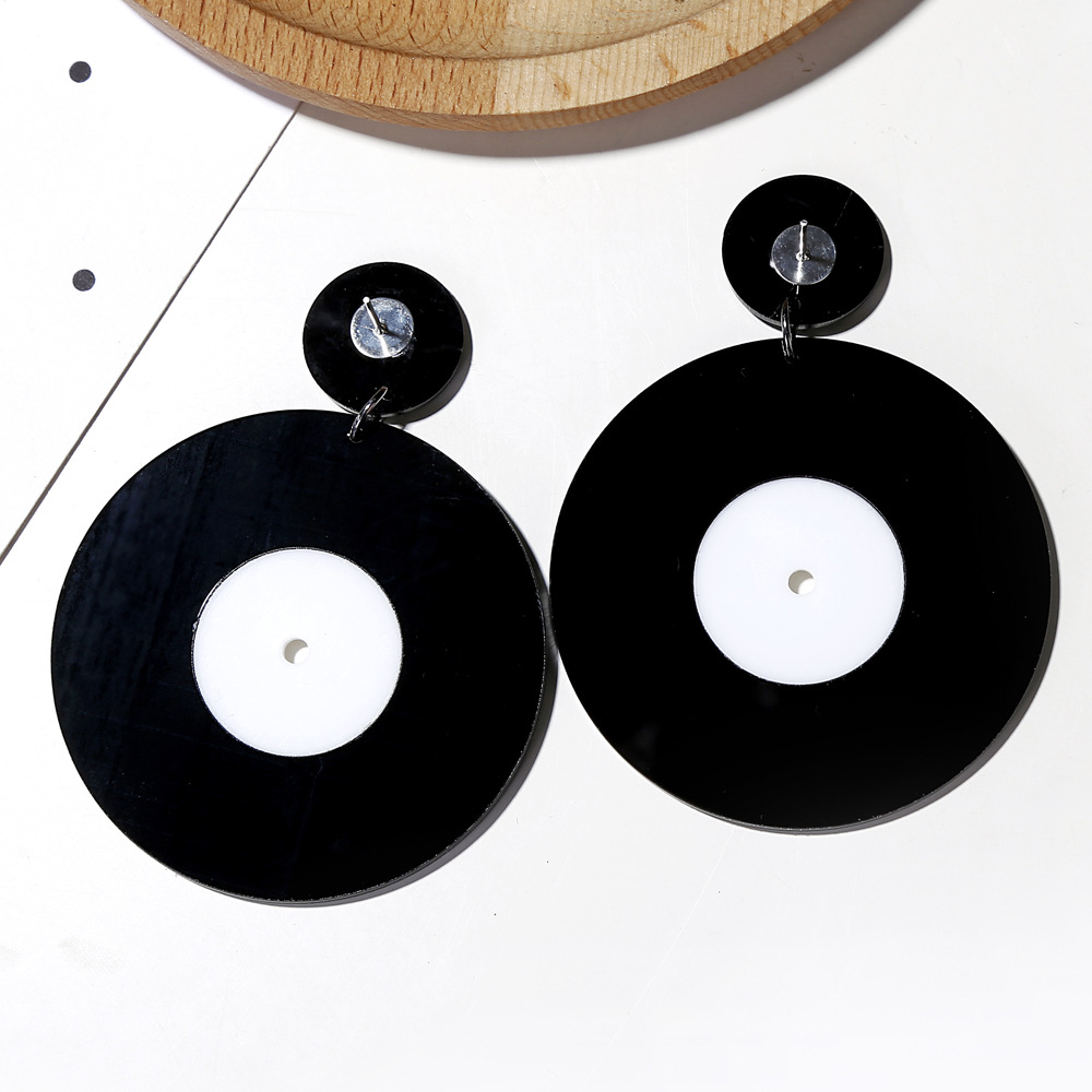 Europäische Und Amerikanische Grenz Überschreitende Neue Mode Vinyl Schallplatten Runde Ohrringe Einfache Persönlichkeit Vielseitige Damen Temperament Ohrringe Ohrringe display picture 6