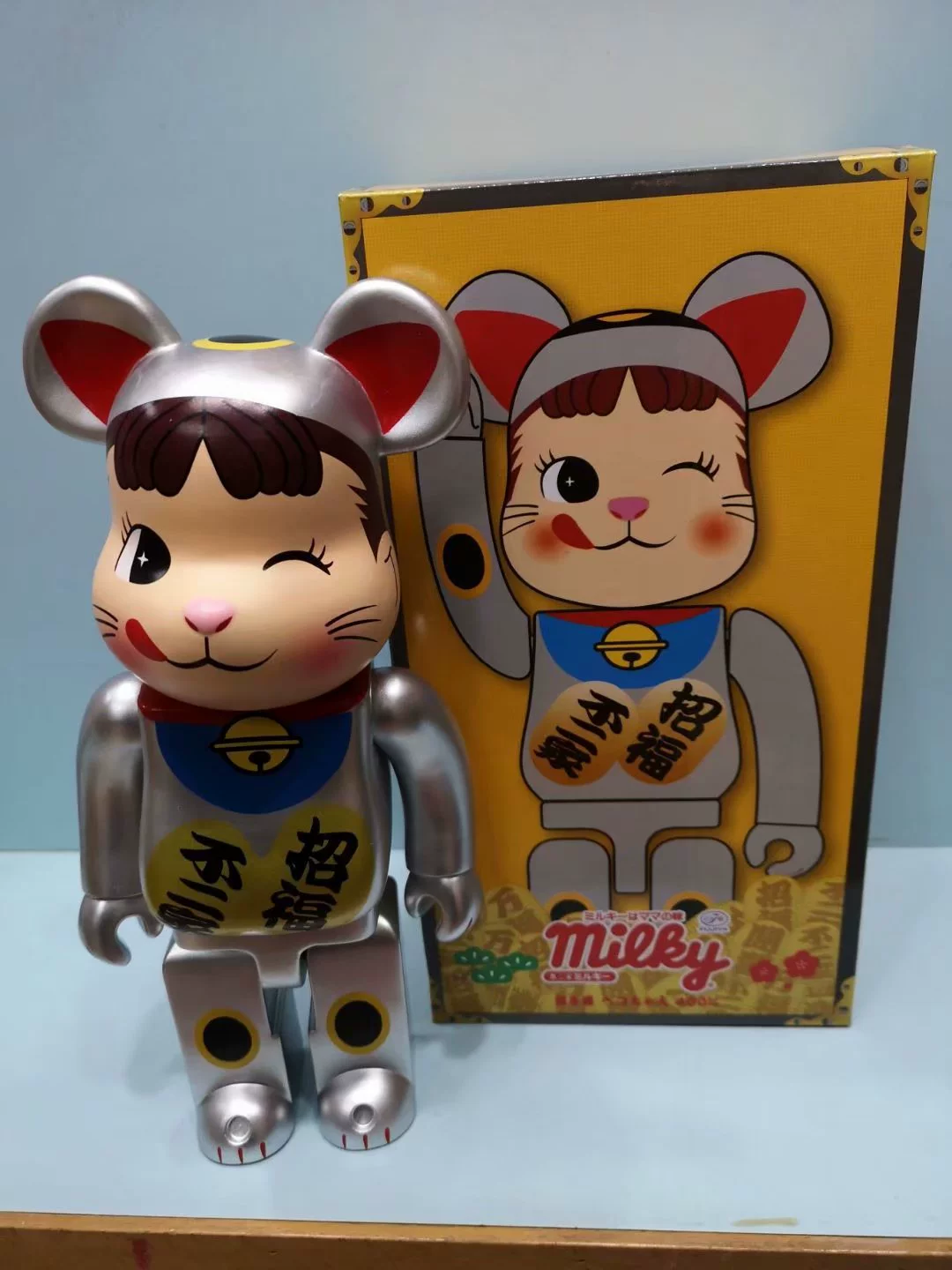 Сувенирный Медведь Bearbrick Bearbrick Bear Fuji Модель Серебряное молочное «девушка» рука об руку