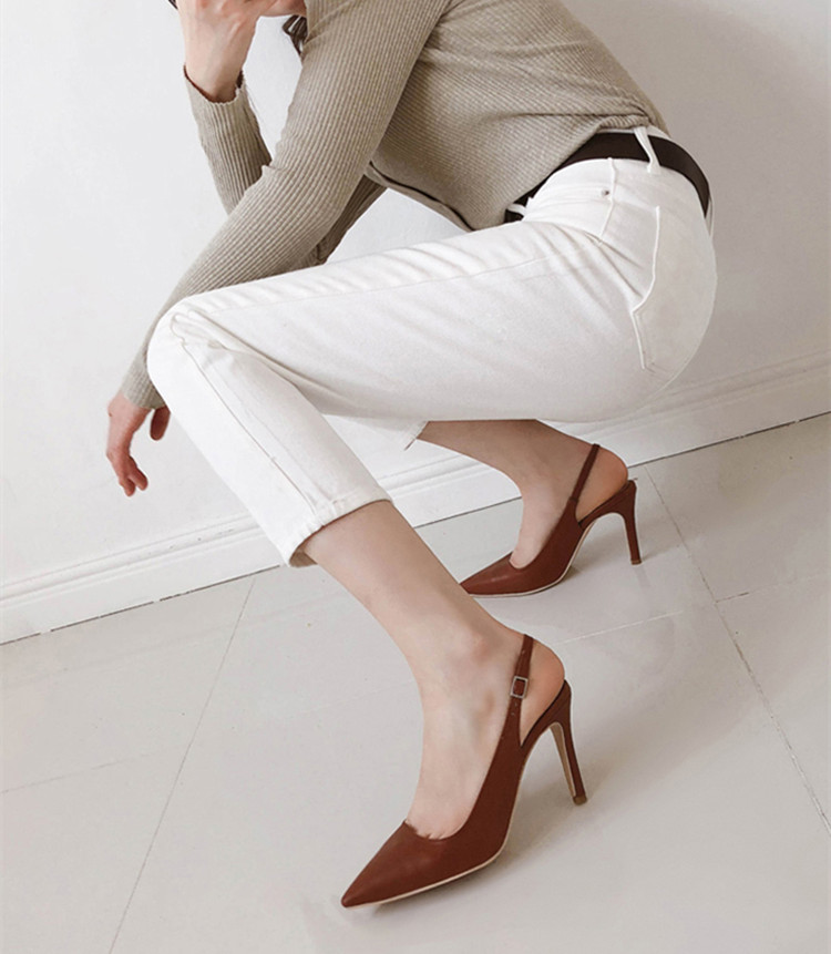Dam high heels med spetsig tå och smal klack med spänne_voghion.com