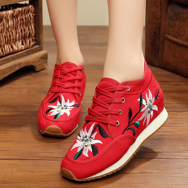 17-20 Giày vải Bắc Kinh cũ thêu giày thể thao thông thường với giày cao gót đế bằng vải ren nêm Giày cao