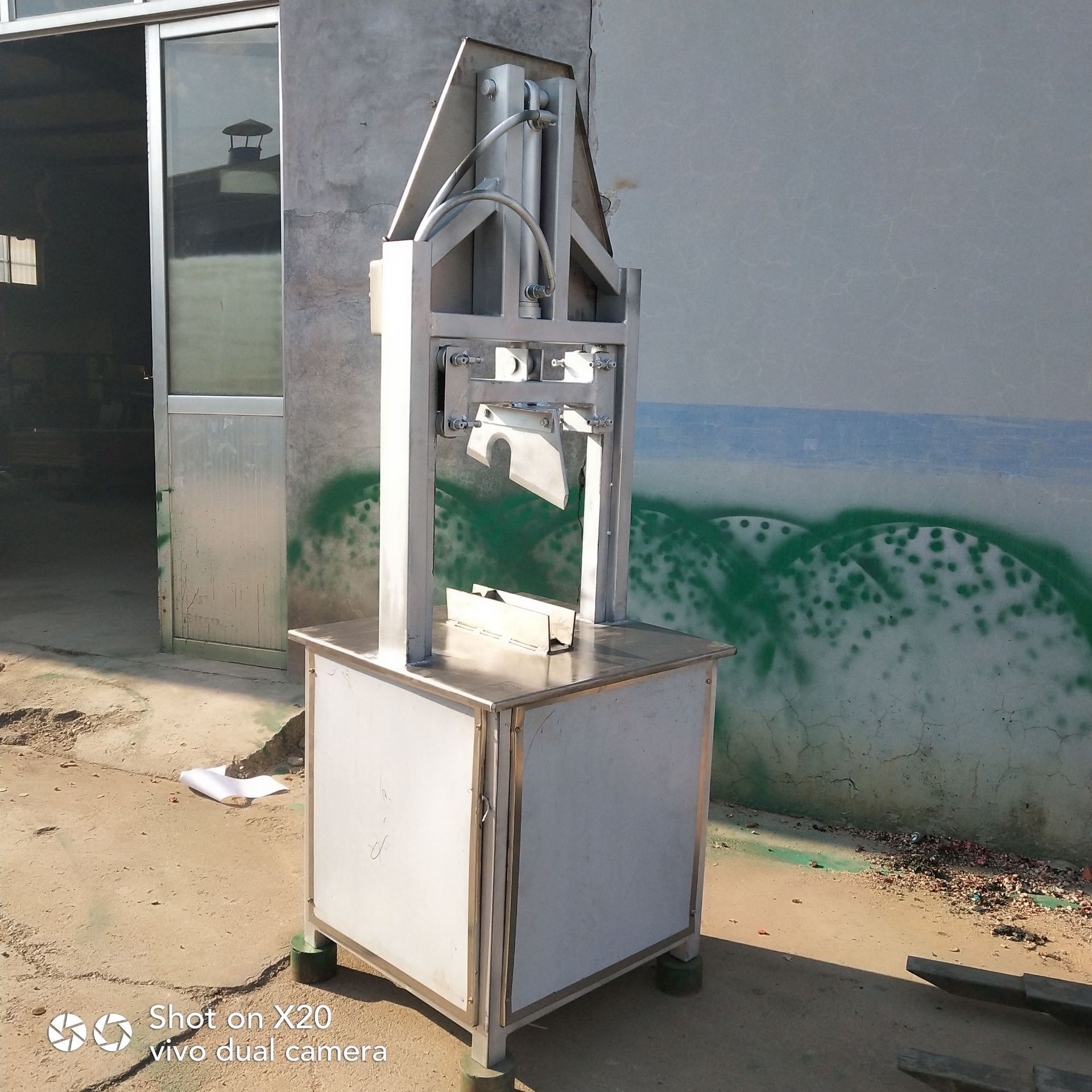 批发全自动牛羊猪头劈半机 液压猪头劈头机 切皮断骨无残渣劈半机