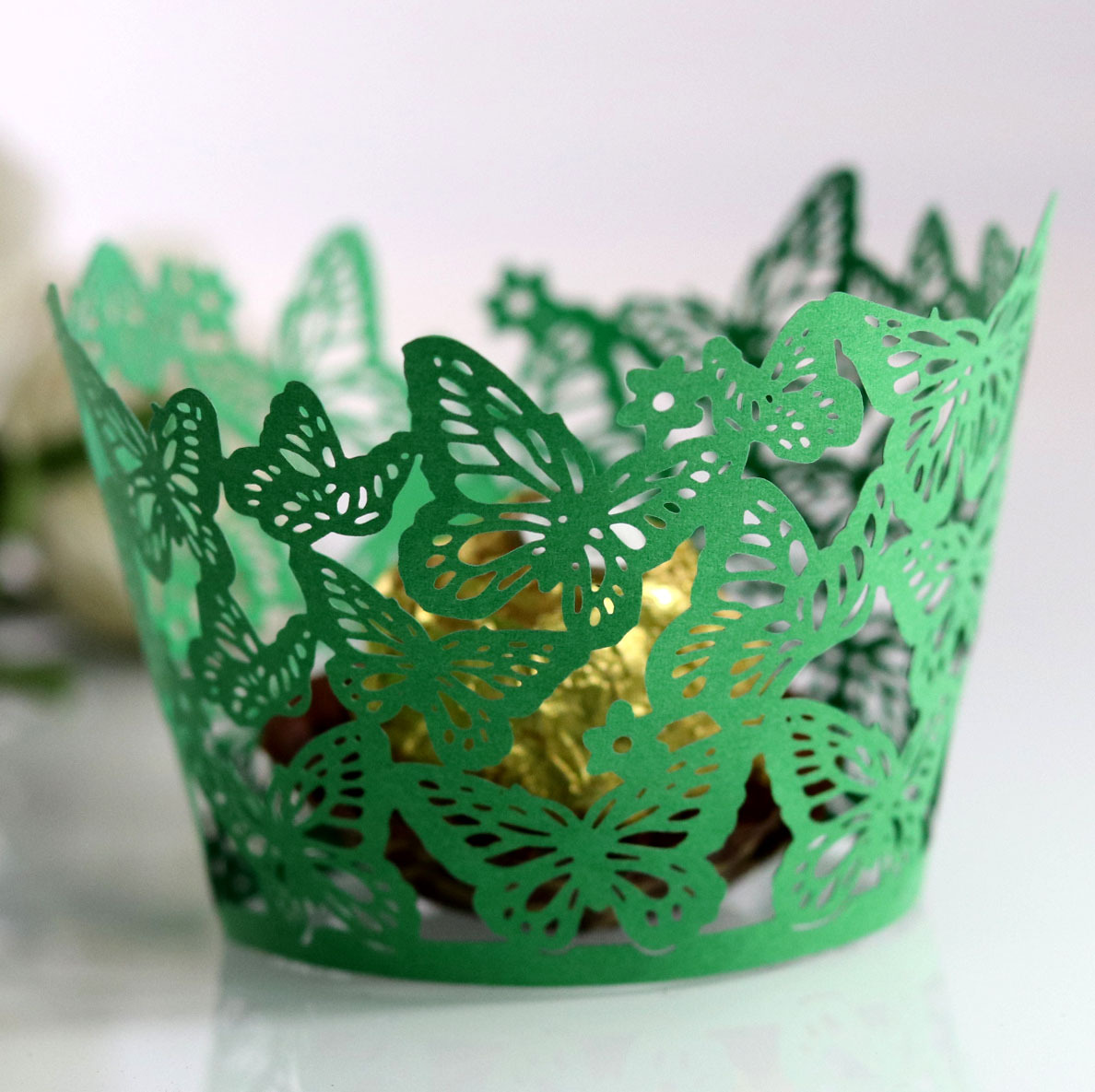 Amazon láser hueco mariposa taza de papel reflectante de oro pastel borde taza pastel hornear encaje en stock