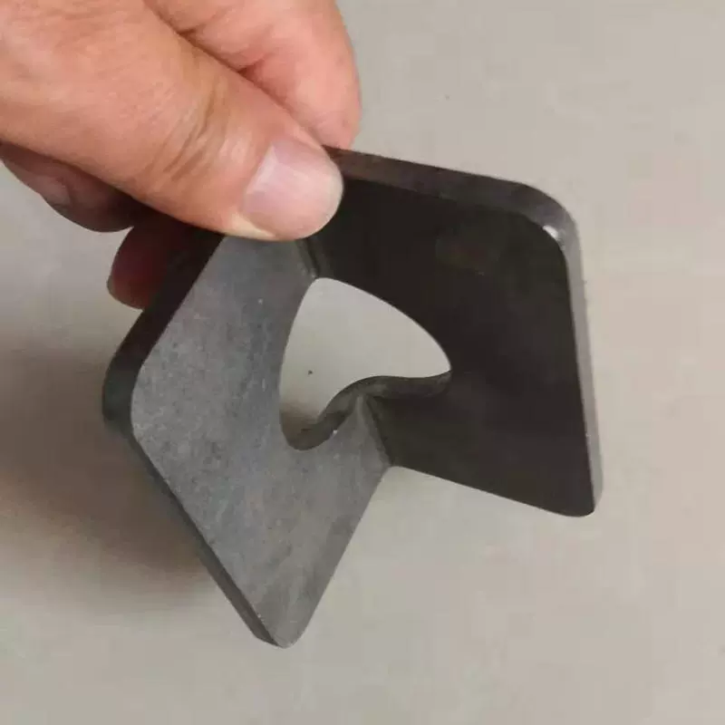 В наличии оборудование: усиленные штабелирующие ушки, подъемные крюки с одним и двумя отверстиями, лазерная резка, сварка, штабелирующие кольца для ножек.